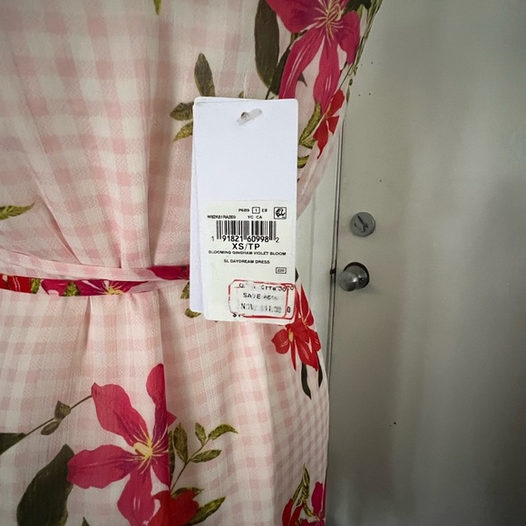 Brand new floral wrap around Guess Dress - Picture 4 of 6